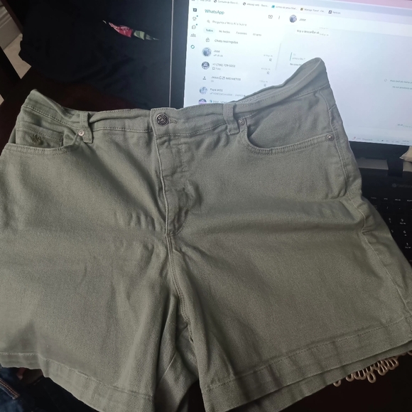 Gloria Vanderbilt Women's Amanda Roll Snap Shorts Desert Sage Size 4 DESERT SAGE - Picture 7 of 7